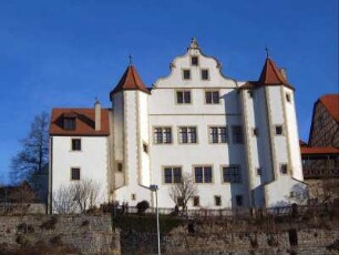 Stadtbild-Ansicht von Süden-Schloß (Ebersteinsche Burg) über Südseite mit Schlüsselloch-Schießscharten im Basisbereich