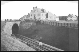 Moldau. Fischerhaus mit Eisenbahntunnel
