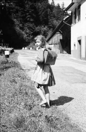 Schapbach: Ein Schulkind barfuß auf dem Schulweg bei Schapbach