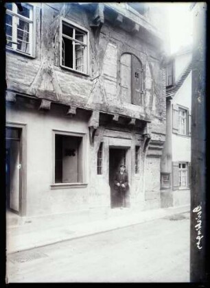 Holzkonstruktion an Haus in der Hauptstraße