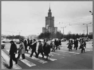 Straßenkreuzung mit Passanten, Warschau