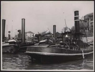 Schiff liegt am Binnenhafen Duisburg-Ruhrort