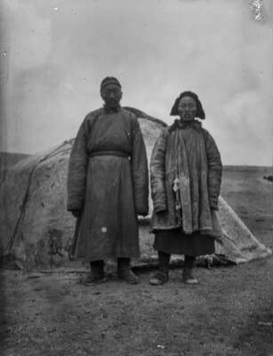 Doppelportrait : Portrait eines Mannes und einer Frau vor einer Jurte im Tian Shan Hochgebirge