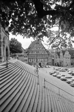 Schwäbisch-Hall: große Treppe zu St. Michael und Fachwerkhaus