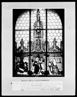 Fenster nach der Art eines dreiteiligen Flügelaltars. In der Mitte hl. Kunigunde, zu Seiten Herzogin Kunigunde und das Erzherzogliche-Österreichische Wappen
