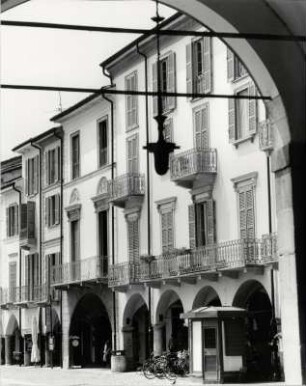 Durchblick auf die Paläste mit Loggien auf der Piazza del Vittoria