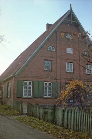Krichenstraße 20: Bauernhaus: Giebelseite Wohntrakt: mit Gesimsen, Lisenen, Eingangstür