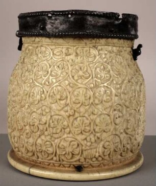 Pyxis (Dose) mit Rankengeflecht