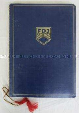 Wettbewerbs-Dokumentation der FDJ in Cottbus zum 20. Jahrestag der DDR