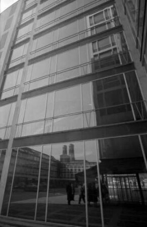 München: Glaswand mit Spiegelung