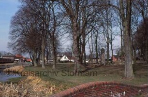 Ehrenmal auf Dorfanger: Blick von Südosten
