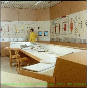 Unbekannter Mitarbeiter in der Schaltzentrale der Hauptabteilung Dekontaminationsbetriebe (HDB)
