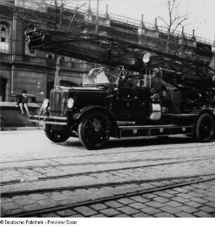 Berliner Feuerwehr auf dem Weg zum Einsatz. Automobil-drehleiter,Typ "Mercedes-Benz"