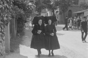 Frau in Kirchgangstracht aus dem Spreewald. : Žony w kemšacej drasće z Błótow.