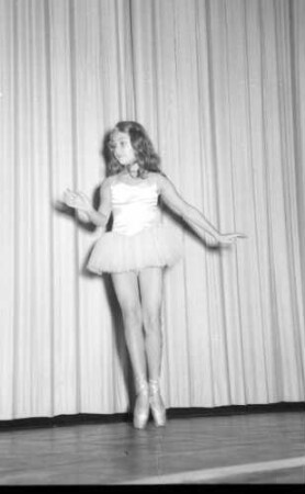 Freiburg: Filmpalast, Christine Kaufmann, tanzend, im Ballettdress