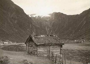 Norwegen. Grashütte am Essefjord