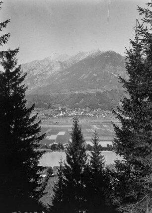 Inntal : Blick in das Inntal mit der Gemeinde Vomp. Im Hintergrund das Gebirge der Hinterautal-Vomper-Kette mit dem Hochnissl
