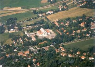 Dresden-Hellerau. Stadtteilansicht zwischen Karl-Liebknecht-Straße mit Festspielhaus Hellerau und Hermann-Reichelt-Straße. Luftbild-Schrägaufnahme von Südwest