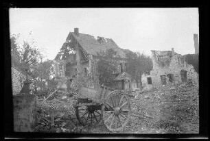 Eaucourt l'Abbaye (=Warlencourt-Eaucourt, Dep. Pas-de-Calais, Frankreich): Gebäuderuinen, im Vordergrund ein Wagenkarren