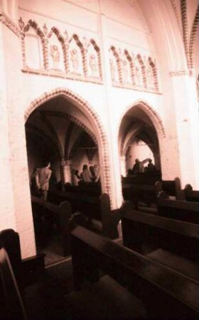 Ebstorf: Gotische Nischenwand in der runden Kirchenwand
