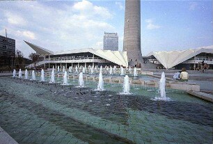 Berlin: Ost; Brunnen an der Terrasse vor Fernsehturm