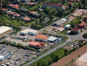 Schwabhausen. Ortsteilansicht mit Kreuzung Gothaer Straße / Chausseestraße /Emleber Straße. Luftbild-Schrägaufnahme von Nordwest