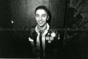 Punk mit Pins an der Lederjacke und mit Bierglas in der Hand (Altersgruppe 14-17)