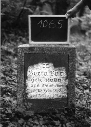 Grabstein 1065 (Index: 99803998) Material: Granit; Inschriftenplatte Granit poliert Zustand: sehr gut Maße HxBxT: 68x47x17 cm Beschreibung: Stele mit horizontalem Abschluß: Grabstein 1065