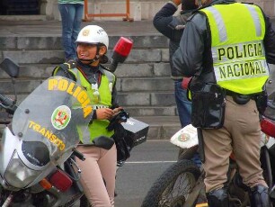 Lima - Motorisierte Verkehrspolizei : Verkehrspolizisten stehen mit ihren Motorrädern auf der Plaza de Armas im Zentrum der Hauptstadt vor dem Präsidentenpalast. Aufgenommen am 27. August 2011 in Lima