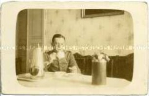 Der Soldat Max Musiol beim Kaffeetrinken