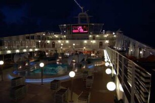 Kreuzfahrtschiff "Musica" : Promenadendeck des italienischen Kreuzfahrtschiffes "Musica" abends, aufgenommen 2006