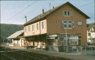 Besigheim Empfangsgebäude Bahnhofskiosk Laderampe Gepäckkarren
