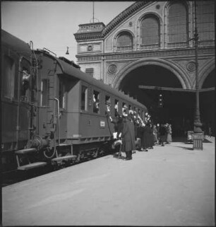 Anhalter Bahnhof. Verabschiedungsszene an einem abfahrenden Schnellzug : Berlin. Anhalter Bahnhof. Verabschiedungsszene an einem abfahrenden Schnellzug