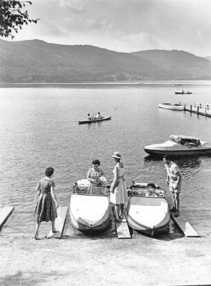 Schwarzwald. Ferienidylle am Titisee. Urlauber steigen in Motorboote