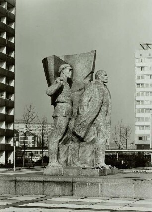 Leninplatz, Prager Straße : Dresden. Prager Straße. Leninmonument