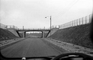 Bâle-Mulhouse: Zollstraße mit Flugplatz [Zollstraße vom fahrenden Bus aus]