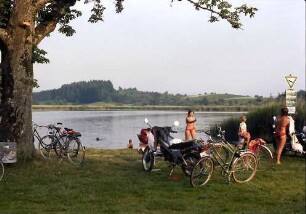 Steinenbach: Badeplatz mit jungen Leuten am Kreuzweiher