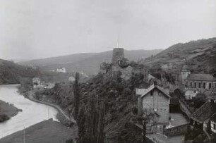 Heimbach mit Burg Hengebach : Heimbach mit der Ruine der Burg Hengebach