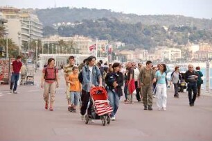 Nizza - Passanten auf der Promenade : Passanten auf der Promenade des Anglais in Nizza. 2006