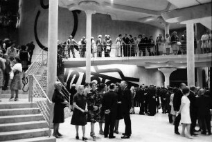 Badenweiler: Kurhaus Badenweiler, Einweihung; Gäste im Foyer und Treppenhaus