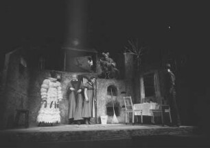 Szenenbilder aus "Der Drache", Märchenstück von Jewgeni Schwarz in der Inszenierung von Benno Besson (Ausstattung: Horst Sagert, Drachenfigur von Eduard Fischer). Deutsches Theater Berlin, 04.03.1965 : Mit Rolf Ludwig in der Hauptrolle und Eberhard Esche als Drachentöter Lanzelot
