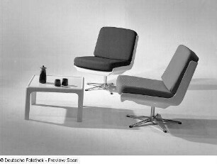Beistelltisch : Möbelprogramm "variopur" (1973; VEB Petrolchemisches Kombinat Schwedt). Zwei Drehstühle und ein Beistelltisch