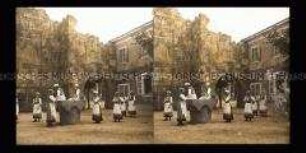 Frauen in dalmatinischer Tracht am Landhaus Capo d'Istria, Pratergelände, Wien