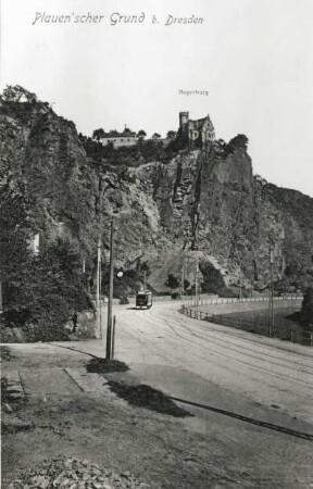 Dresden-Dölzschen, Tharandter Straße. Blick nach Nordosten gegen Pension Eggert und Begerburg