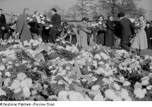 Kranzniederlegungen anläßlich des 36. Jahrestages der Oktoberrevolution
