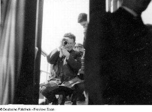 Junger Mann beim Filmen