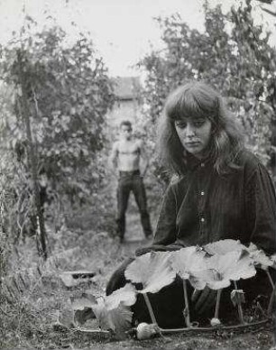Ohne Titel (Vali Myers und Daniel im Garten, Paris)