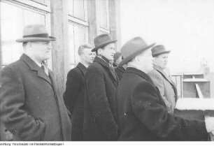 Dresden, Ausländische Besucher: Parlamentsdelegation der CSSR unter Leitung des Präsidenten der Nationalversammlung, Zdenek Fierlinger, Rumänische Künstler in der Staatsoperette Dresden, Sowjetischer Gast in der Hochschule für Musik "Carl Maria von Weber", Botschafter Dr. Otto Klicka, Finnische Delegation, Bulgarische Parlamentarische Delegation in den Staatlichen Kunstsammlungen Dresden, November 1956 - August 1957