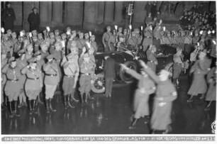 Kundgebung von SA und 'Stahlhelm' für Hindenburg und Hitler am 1. Feb. 1933 vor dem Neuen Rathaus in Dresden
