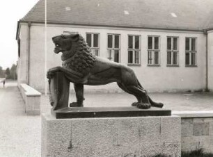 Taucha. Volksschulneubau. Löwenstandbild am Eingang